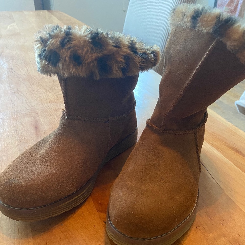 Sketchers boots us size 6
